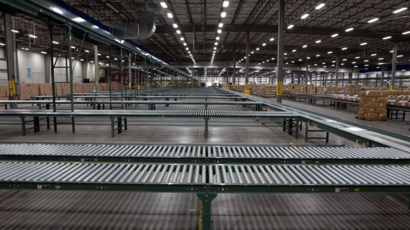 Gravity Roller Conveyor to Palletizing Stations