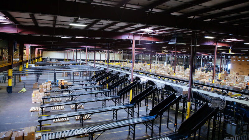 Gravity Roller Conveyor to Palletizing Stations