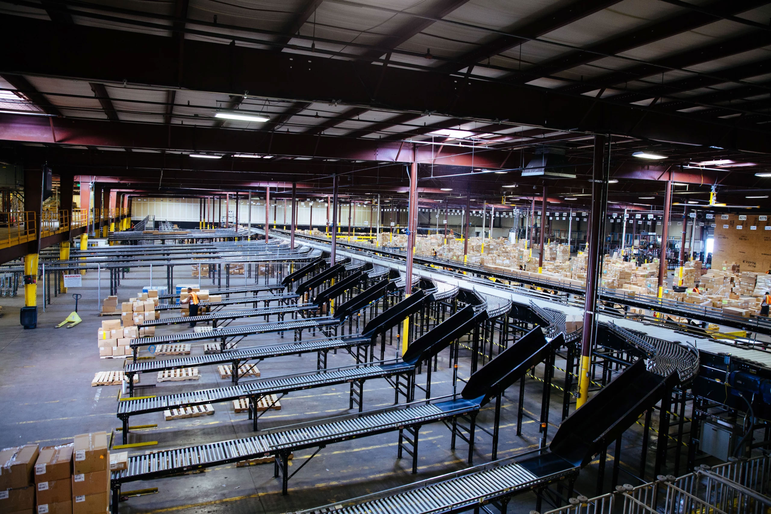 Gravity Roller Conveyor to Palletizing Stations